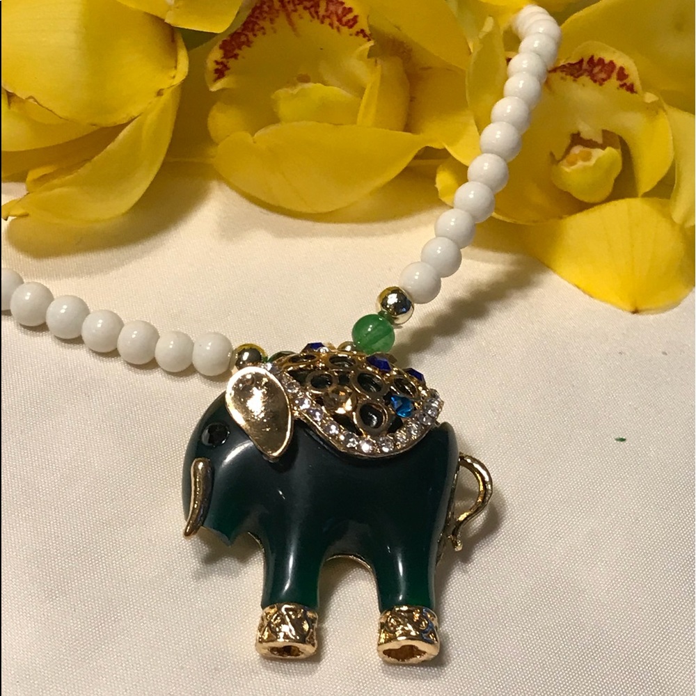 🔆 Green figural jeweled elephant pendant necklace